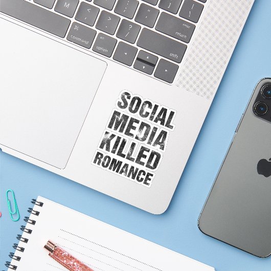 Sociale media vermoordden romantiek sticker (Laptop met iPhone)