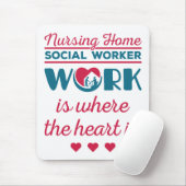 Sociale thuiswerkers die werken in het hart muismat (Met muis)