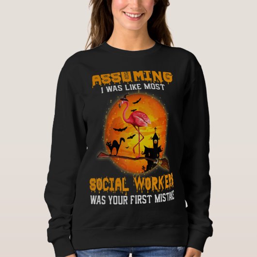 Sociale werker Flamingo Witch Riding Broom Hwe Trui (Voorkant)