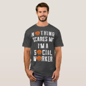 Sociale werker Halloween Niets geeft me om me te v T-shirt (Voorkant volledig)
