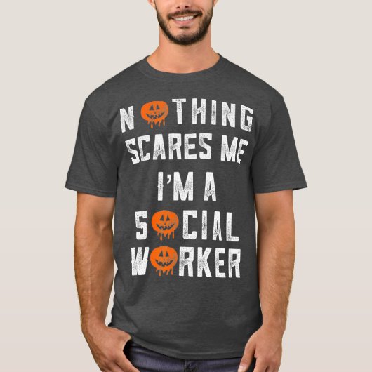 Sociale werker Halloween Niets geeft me om me te v T-shirt (Voorkant)