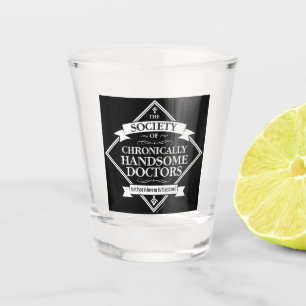 Society of Chronically Handsome Doctors - grappig Shot Glas
