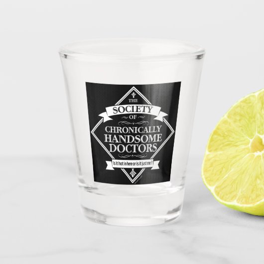 Society of Chronically Handsome Doctors - grappig Shot Glas (Voorkant)