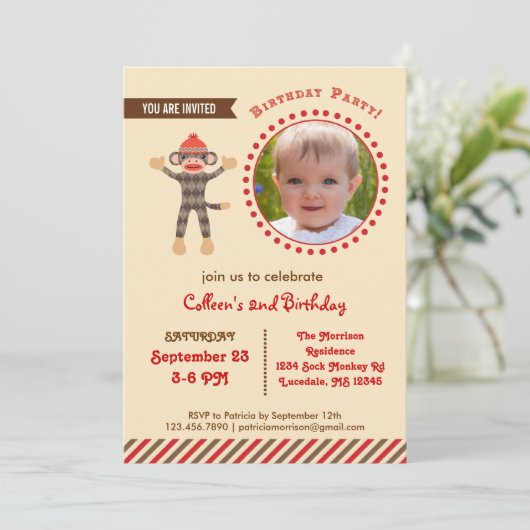 Sock Monkey Birthday Foto Uitnodiging (Staand voorkant)