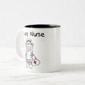 Sock Monkey Future Neurse T-shirts en cadeautjes Tweekleurige Koffiemok (Voorkant links)