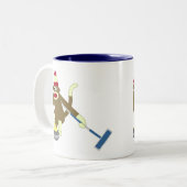 Sock Monkey Olympisch Curling Tweekleurige Koffiemok (Voorkant links)