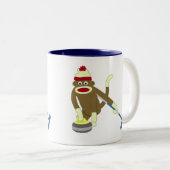 Sock Monkey Olympisch Curling Tweekleurige Koffiemok (Voorkant rechts)