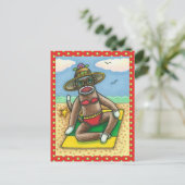 SOCK MONKEY RED BIKINI, BIJ DE BEACH CARTOON Funny Briefkaart (Staand voorkant)