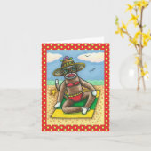 SOCK MONKEY RED BIKINI, BIJ DE BEACH CARTOON Funny Kaart (Gele Bloem)