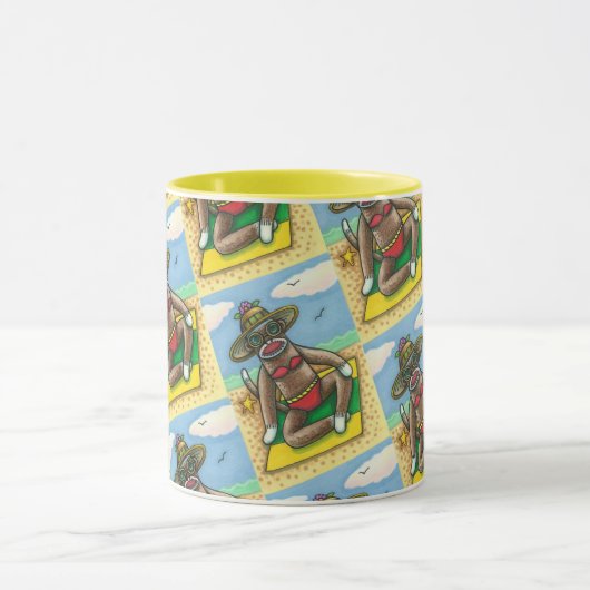 SOCK MONKEY RED BIKINI, BIJ DE BEACH CARTOON Funny Mok (Midden)