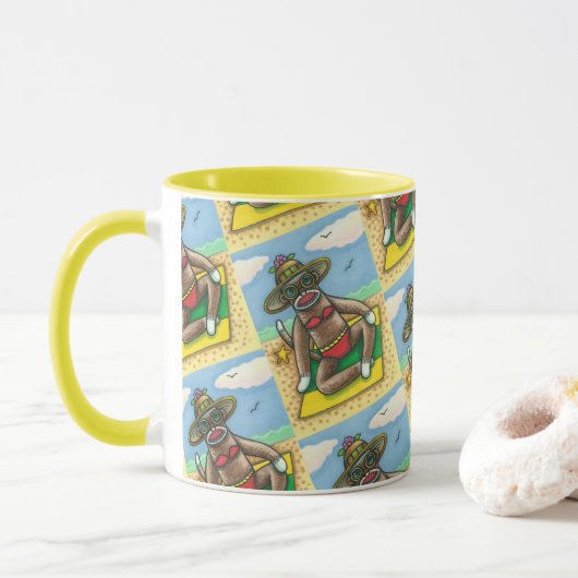 SOCK MONKEY RED BIKINI, BIJ DE BEACH CARTOON Funny Mok (Met donut)