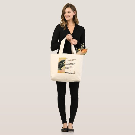 SOCRATES beroemd citaat - Het Wisdom begint met ve Grote Tote Bag (Voorkant (model))