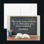 Socrates op Ware Wijsheid Filosofie Citaat Briefkaart<br><div class="desc">De enige ware wijsheid is te weten dat je niets weet. Dit inzichtelijke Socrates filosofiecitaat is ideaal voor een moraalfilosoof op de dag van het afstuderen. Onderwijs is nooit af, want we leren van onze ervaringen terwijl we door het leven gaan. Inspirerend en aangrijpend briefkaart met een citaat over kennis...</div>