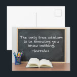 Socrates op Ware Wijsheid Filosofie Citaat Briefkaart<br><div class="desc">De enige ware wijsheid is te weten dat je niets weet. Dit inzichtelijke Socrates filosofiecitaat is ideaal voor een moraalfilosoof op de dag van het afstuderen. Onderwijs is nooit af, want we leren van onze ervaringen terwijl we door het leven gaan. Inspirerend en aangrijpend briefkaart met een citaat over kennis...</div>