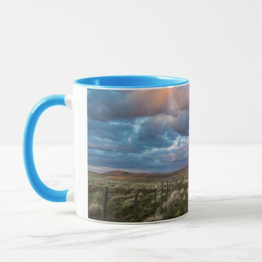 Soepelwolken over grind Zumwalt Prairie Road Mok (Links)