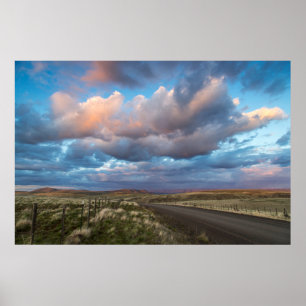 Soepelwolken over grind Zumwalt Prairie Road Poster