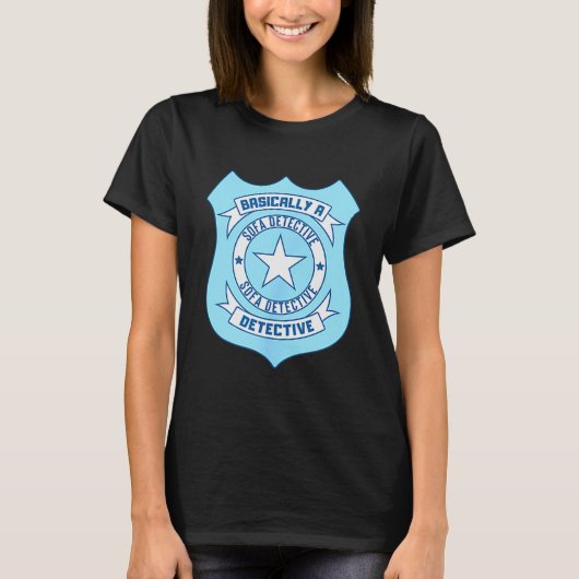 Sofa Detective Badge Funny True Crime Basically A T-shirt (Voorkant)