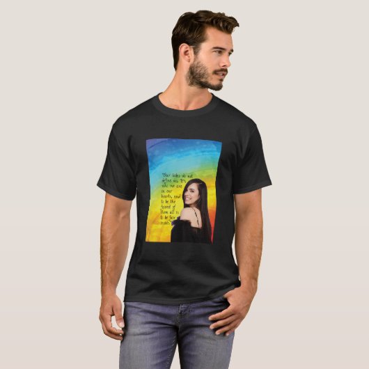 Sofia Carson Rainbow Quote T-shirt (Voorkant volledig)