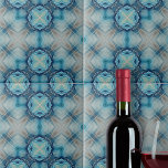 Soft Blue en Indigo Abstract geometrisch patroon Tegeltje<br><div class="desc">Deze keramische tegel heeft een complex, symmetrisch geometrisch patroon dat centraal staat in het ontwerp. In het hart van het patroon bevindt zich een sterachtige figuur met een ‘X’-vorm, omhuld door meerdere concentrische zeshoeken. Elke laag van het ontwerp toont een gradiënt van blauwe tinten, variërend van de zachtste azuur tot...</div>