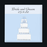 Soft Blue en White Wedding Cake Magneet<br><div class="desc">Een zachte blauwe achtergrond met een elegante witte bruidstaart met vier lagen met  blauwe accenten.</div>