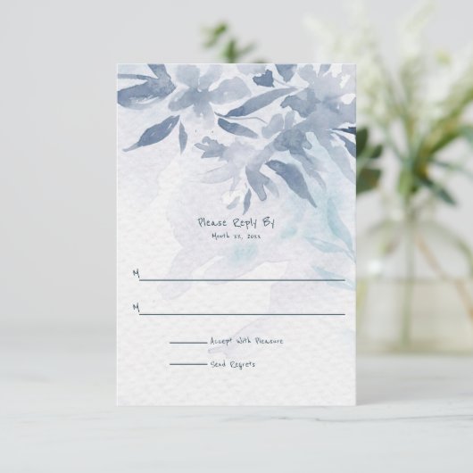 Soft Blue Waterverf Leaves Wedding RSVP Kaartje (Staand voorkant)