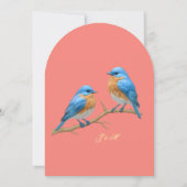 Soft Coral Bluebirds en Golden Script Wedding Kaart (Achterkant)