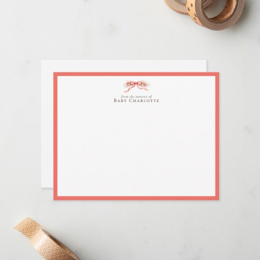 Soft Coral Bow Nursery Note Card – Personalized Notitiekaartje (Voorkant / Achterkant in situ)