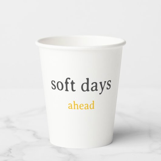 Soft Days Ahead – Minimal Lowercase Typography wit Papieren Bekers (Achterkant)