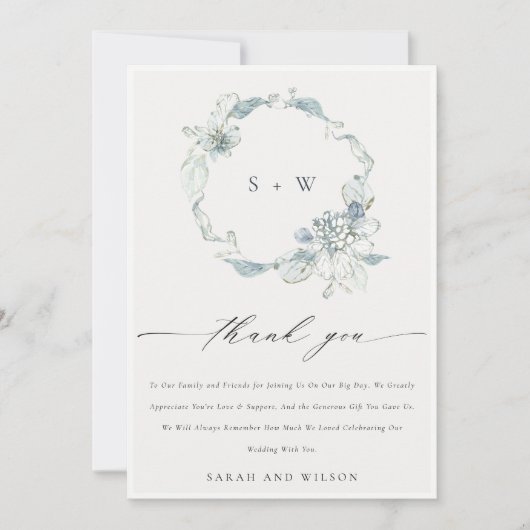Soft Dusky Blue Floral Wreator Monogram Wedding Bedankkaart (Voorkant)