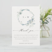 Soft Dusky Blue Floral Wreator Monogram Wedding Bedankkaart (Staand voorkant)