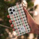 Soft evergreen gingham monogram iPhone 15 pro case<br><div class="desc">Voeg een vleugje persoonlijke stijl toe aan je iPhone 15 Pro met dit charmante Soft Evergreen Gingham Monogram Hoesje. Dit beschermende hoesje heeft een modern, strak design in zachte, groenblijvende en feestelijke rode tinten en combineert tijdloze elegantie met seizoensgebonden flair. Met de aanpasbare monogramoptie kunt u deze uniek maken door...</div>