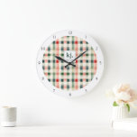 Soft evergreen gingham monogram grote klok<br><div class="desc">Verhoog uw interieur met een vleugje tijdloze charme met behulp van de Soft Evergreen Gingham Monogram Large Clock. Met een klassiek gingham-patroon in zachte tinten van groenblijvend, rood en crème, balanceert deze stijlvolle klok perfect rustieke elegantie met moderne flair. Met het aanpasbare monogram in het midden kunt u een persoonlijk...</div>