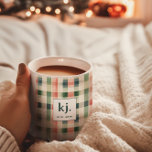 Soft evergreen gingham monogram koffiemok<br><div class="desc">Voeg een vleugje persoonlijke stijl toe aan je ochtendroutine met deze elegante Soft Evergreen Gingham Monogram Coffee Mok. Met een tijdloos ginghampatroon in rustgevende groenblijvende, rode en blozende tinten, is deze klassieke mok ideaal om te genieten van uw favoriete drankje. Het aanpasbare monogram-ontwerp maakt het een doordacht geschenk voor vrienden,...</div>