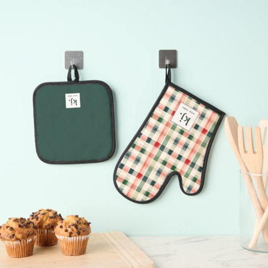 Soft evergreen gingham monogram ovenwant & pannenlap set (Insitu(Ophanging))