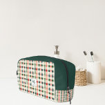 Soft evergreen gingham monogram toilettasje<br><div class="desc">Introductie van de Soft Evergreen Gingham Monogram Dopp Kit - een stijlvol en functioneel accessoire dat is ontworpen voor diegenen die zowel esthetiek als praktische bruikbaarheid waarderen. Met een tijdloos gingham-patroon in rustgevende tinten van groenblijvende, rode en crème, biedt deze doppkit een verfrissende kijk op een klassiek ontwerp. Personaliseer het...</div>