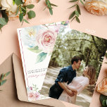 Soft Floral Romantic Greenery Pink Photo Weddensch Kaart<br><div class="desc">Deze prachtige huwelijksuitnodiging bevat bloemen van zachte waterverf. Op de achterzijde staat een foto van de toekomstige bruid en bruidegom. Neem contact met me op als je wilt helpen bij het aanpassen van deze trouwuitnodiging.</div>