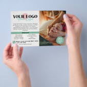 Soft Green Uw Logo Foto's QR Spa Salon Flyer (Hand)