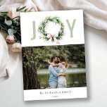 Soft Joy Blush Groene Kerst Krans Foto Feestdagenkaart<br><div class="desc">Als u nog meer aanpassingen nodig hebt,  kunt u mij op yellowfebstudio@gmail.com vrij klikken.</div>