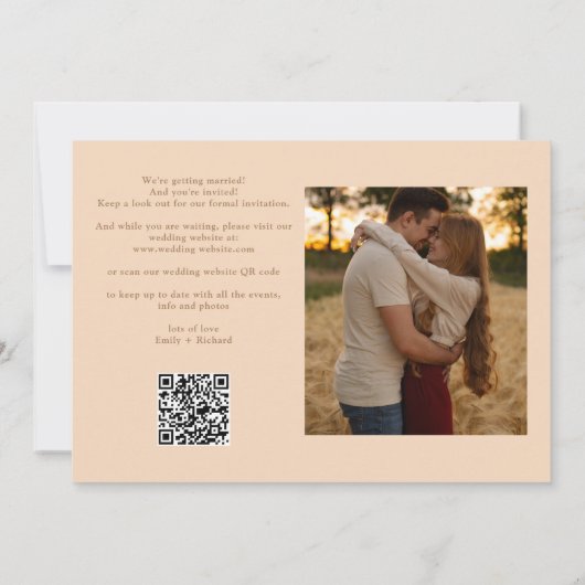 Soft Peach Wedding 2 Foto QR Code Elegant Script Save The Date (Achterkant)