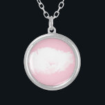 Soft Pink White Peony Floral Round Ketting<br><div class="desc">Witte pony met lichtroze achtergrond op aangepast rond ketting. Perfect voor bruiloft als bruidsmeisje cadeau of moederdag of als perfecte kleine cadeaus,  bewijs van een delicaat en vriendelijk gebaar. Wenskaart,  briefkaart,  sticker en meer...  Vergeet het hele collectie niet.</div>