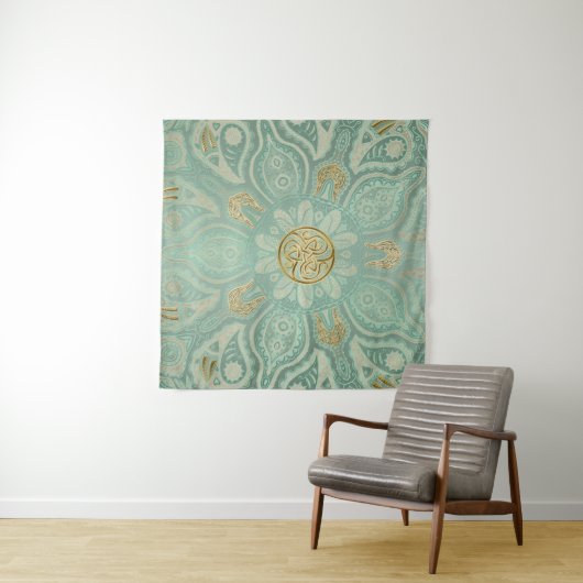Soft Sage Green en Gold Celtic Mandala Tapestry Wandkleed (In Situ (horizontaal))