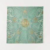 Soft Sage Green en Gold Celtic Mandala Tapestry Wandkleed (Voorkant)