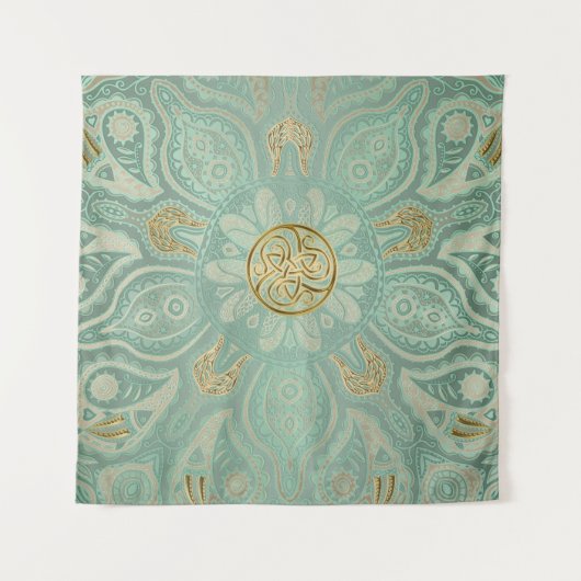 Soft Sage Green en Gold Celtic Mandala Tapestry Wandkleed (Voorkant)