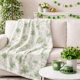 Soft Shamrock Whispers in Sage Green Fleece Deken