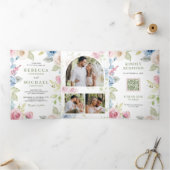 Soft Spring Floral in één QR Code Weddenschap Drieluik Uitnodiging (Binnen)