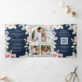 Soft Spring Floral Navy Blue QR Code Weddenschap Drieluik Uitnodiging (Binnen)