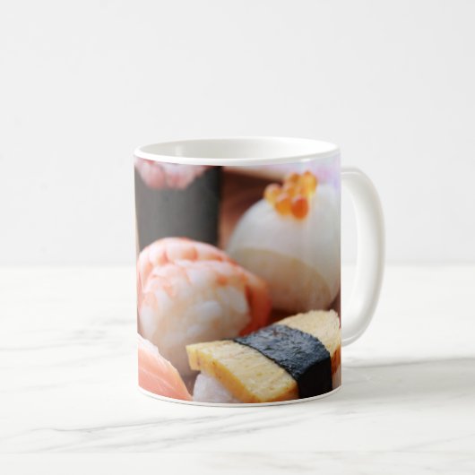 Soft Sushi Delight – Wooden Plate Series Koffiemok (Voorkant rechts)