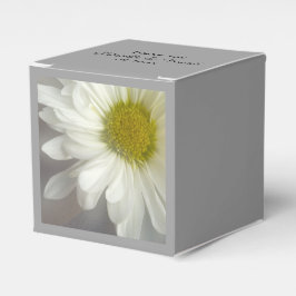 Soft White Daisy on Grey Wedding Bedankdoosjes