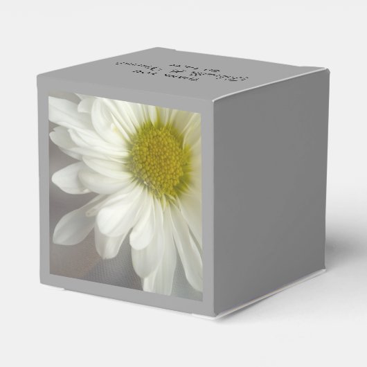 Soft White Daisy on Grey Wedding Bedankdoosjes (Achterkant)