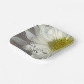 Soft White Daisy on Grey Wedding Papieren Bordje (Gebogen)